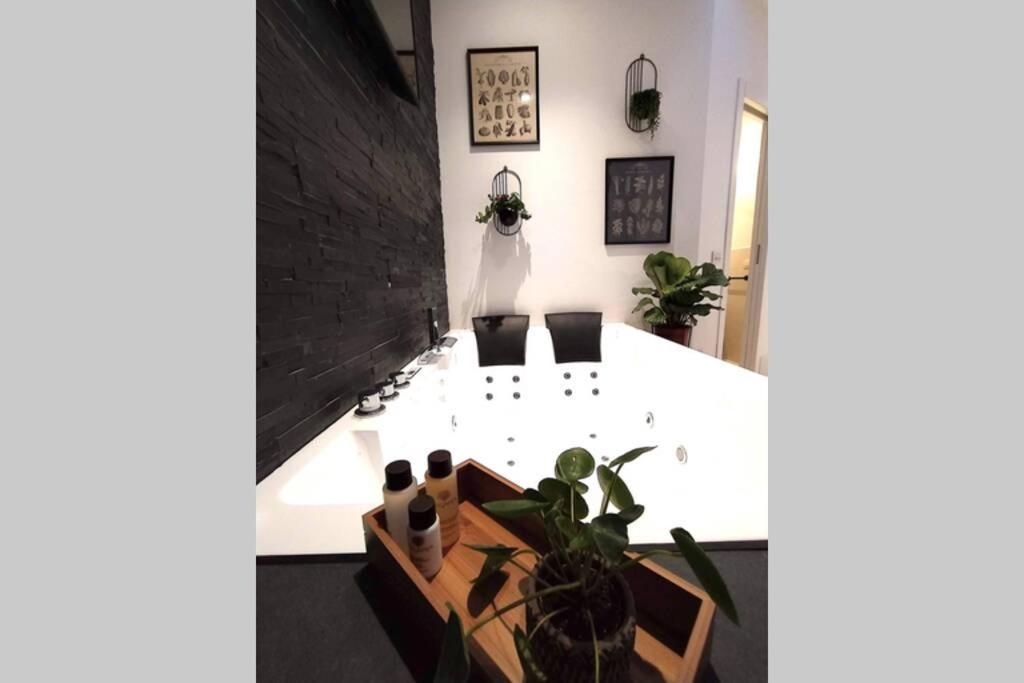Elegante Open Space Con Vasca Idromassaggio A Trastevere Экстерьер фото