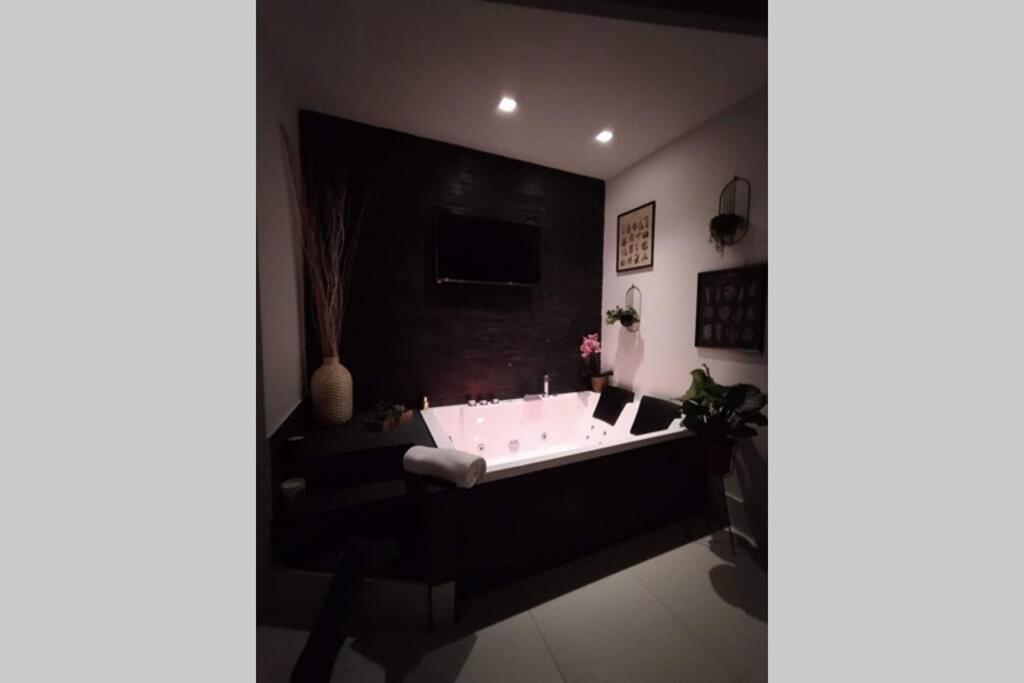 Elegante Open Space Con Vasca Idromassaggio A Trastevere Экстерьер фото